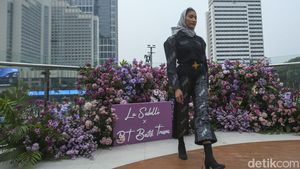10 Foto Batik Trusmi Show di Halte Transjakarta, Pamer Koleksi Mega Mendung