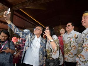 Gaya Zulhas Berbatik di HUT Paguyuban Tionghoa