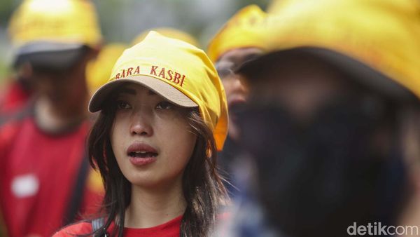 Gelombang Massa Buruh Terus Datangi Patung Kuda