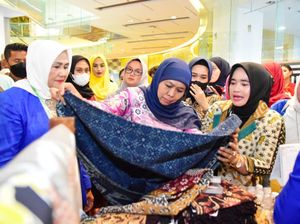 Khofifah Ajak Masyarakat Lestarikan-Promosikan Batik Lokal Khas Jatim Khofifah Ajak Masyarakat Lestarikan-Promosikan Batik Lokal Khas Jatim