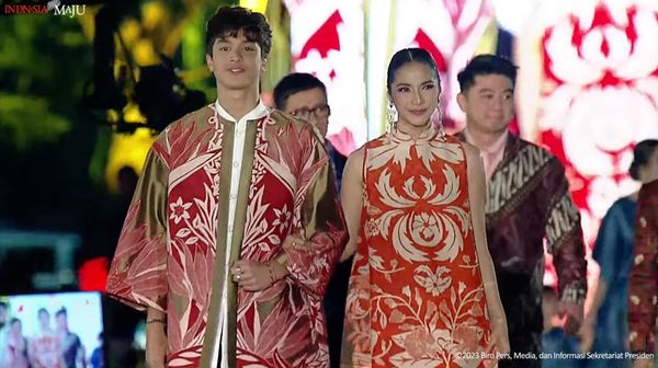 Kompak Berbatik! 7 Artis dan Anak Lenggak-lenggok di Depan Presiden Jokowi