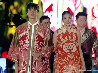 Kompak Berbatik! 7 Artis dan Anak Lenggak-lenggok di Depan Presiden Jokowi