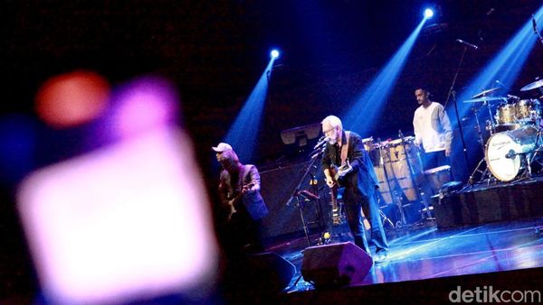 7 Potret Seru Konser Tanda Mata Glenn Fredly Untuk Iwan Fals