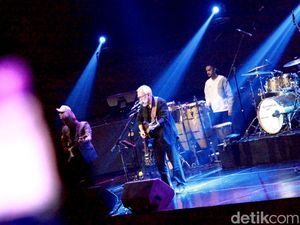 7 Potret Seru Konser Tanda Mata Glenn Fredly Untuk Iwan Fals