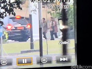 Jokowi Antar SBY ke Mobil Usai Pertemuan di Istana Bogor