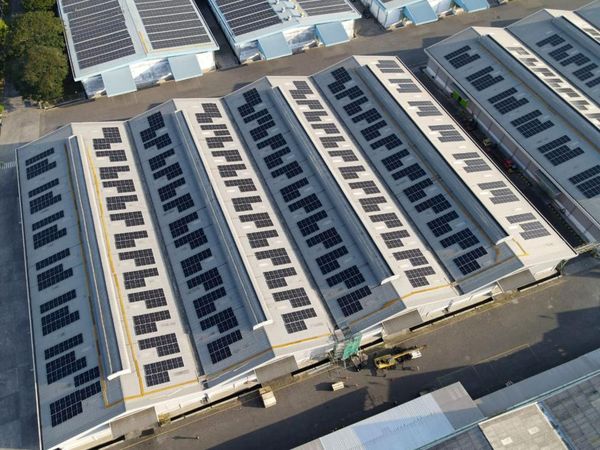 Jumbo! Ini Penampakan Pembangkit Listrik Atap Seluas 11,4 Ha