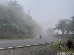 Jarak Pandang Terganggu Kabut Asap, Pengendara Diminta Hidupkan Lampu