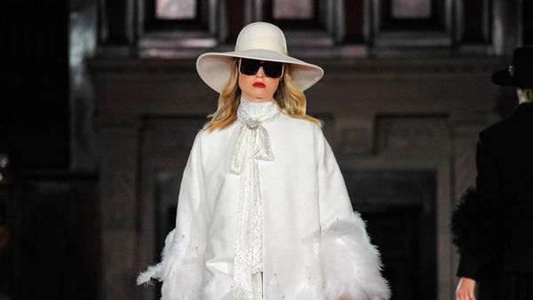 10 Koleksi Busana Monogram Buttonscarves di London Fashion Week 2023