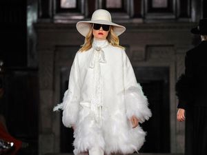 10 Koleksi Busana Monogram Buttonscarves di London Fashion Week 2023