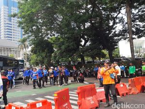 Buruh Demo di Patung Kuda, Jalan Medan Merdeka Barat Arah Istana Ditutup Buruh Demo di Patung Kuda, Jalan Medan Merdeka Barat Arah Istana Ditutup