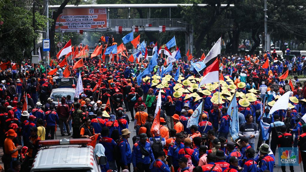 konfederasi-serikat-pekerja-indonesia-kspi-dan-partai-buruh-menggelar-aksi-demo-di-patung-kuda-arjuna-wijaya-jakarta-pusat-sen-10 konfederasi-serikat-pekerja-indonesia-kspi-dan-partai-buruh-menggelar-aksi-demo-di-patung-kuda-arjuna-wijaya-jakarta-pusat-sen-10