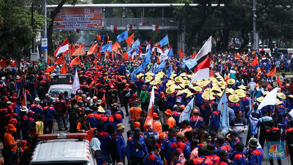 Konfederasi Serikat Pekerja Indonesia (KSPI)  dan Partai Buruh menggelar aksi demo di Patung Kuda Arjuna Wijaya, Jakarta Pusat, Senin (2/10/2023). (CNBC Indonesia/Tri Susilo)