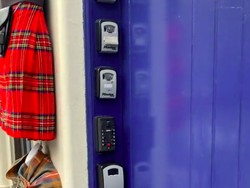 Kocak! Turis Bingung Cari Kotak Kunci Saat Check-In