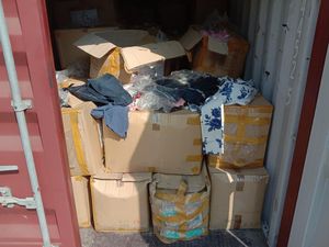 Bea Cukai Lelang Ribuan Produk Tekstil dan Pakaian Impor, Minat?