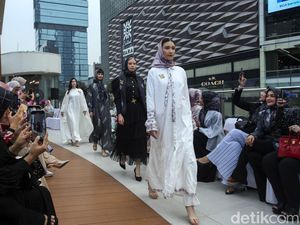 Lenggak-lenggok Model Batik di Halte Tosari Lenggak-lenggok Model Batik di Halte Tosari