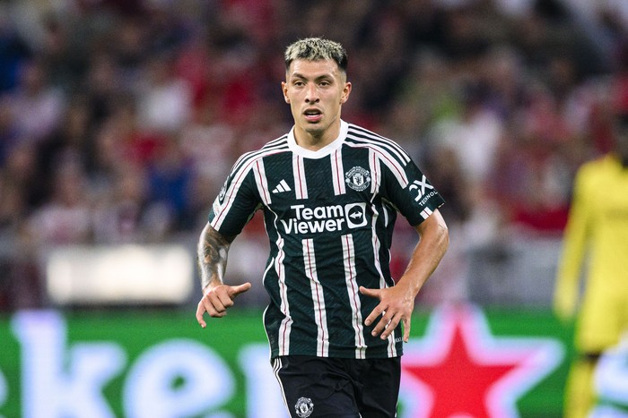 Lisandro Martinez Munich, Germany - September 20: Lisandro Martnez of Manchester United runs in the field during UEFA Champions League Group Stage Group A match between FC Bayern Mnchen and Manchester United at Allianz Arena on September 20, 2023 in Munich, Germany. (Photo by JustPictures) (Photo by Eurasia Sport Images/Just Pictures/Sipa USA)No Use Germany.