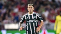 Lisandro Martinez diperkirakan baru akan kembali memperkuat Manchester United pada pertengahan Januari mendatang karena cedera pergelangan kaki. Foto: Just Pictures/Sipa USA via Reute/Just Pictures