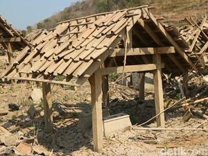 Penampakan Makam Tua yang Muncul Usai Waduk Bendo Ponorogo Kering Penampakan Makam Tua yang Muncul Usai Waduk Bendo Ponorogo Kering