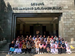 Kompak! Mahasiswa UGM Janjian Sekelas Pakai Batik