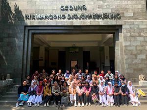 Kompak! Mahasiswa UGM Janjian Sekelas Pakai Batik Kompak! Mahasiswa UGM Janjian Sekelas Pakai Batik