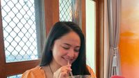 Momen Marshanda Makan Es Krim dan Masak di Rumah