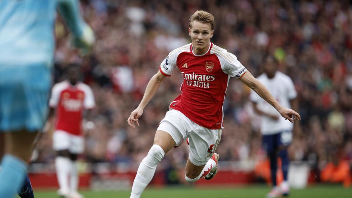 Martin Odegaard belum bersinar musim ini. (Foto: AP/David Cliff)
