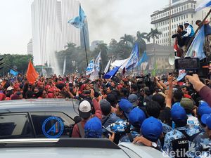 MK Kukuhkan Perppu Ciptaker, Massa Buruh di Patung Kuda Ricuh MK Kukuhkan Perppu Ciptaker, Massa Buruh di Patung Kuda Ricuh