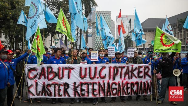 Massa Partai Buruh Bentrok dengan Massa KSPSI Massa aksi Partai Buruh pimpinan Said Iqbal terlibat cekcok dengan Massa Konfederasi Serikat Pekerja Seluruh Indonesia (KSPSI) pimpinan Jumhur Hidayat dalam aksi mengawal putusan Mahkamah Konsitusi (MK) terkait UU No 6/2023 tentang Cipta Kerja di Kawasan Patung Kuda, Jakarta, Senin (2/10). (CNN Indonesia/Adi Ibrahim)