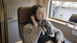 Foto: Cantiknya Maudy Ayunda di Kereta Khusus yang Mewah dan Futuristik