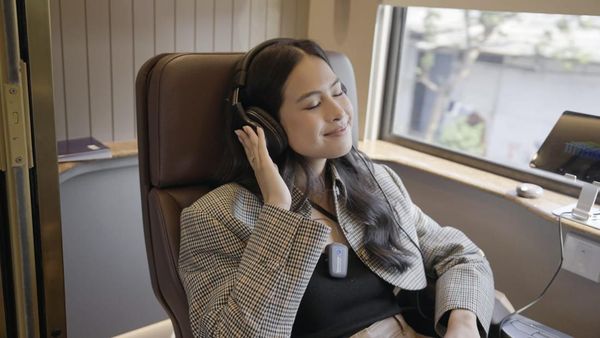 Foto: Cantiknya Maudy Ayunda di Kereta Khusus yang Mewah dan Futuristik