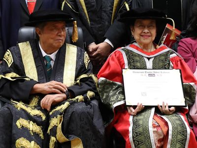 Momen Megawati Terima Gelar Doktor HC dari UTAR Malaysia