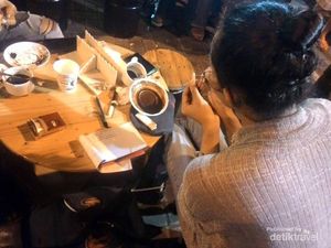 Tradisi Ngopi Sambil Melukis Pakai Ampasnya di Tulungagung