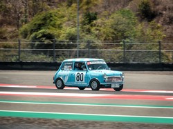 Jelang MotoGP Indonesia, Puluhan Mini Cooper Klasik Panaskan Aspal Sirkuit Mandalika