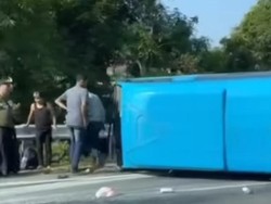 Disundul Bus Pariwisata, Minibus Terguling di Tol Jatingaleh Semarang