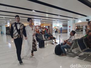 Kala Lenggak-lenggok Fashion Show Batik Kejutkan Penumpang Bandara Solo