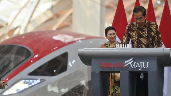 Momen Jokowi Resmikan Kereta Cepat Whoosh