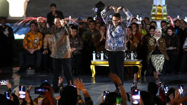 Saat Para Menteri Bergaya di Catwalk dengan Busana Batik