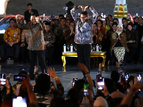 Saat Para Menteri Bergaya di Catwalk dengan Busana Batik