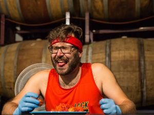 Pecahkan Rekor Dunia! Pria Ini Lahap 50 Buah Cabai Terpedas di Dunia