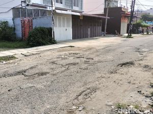Jalan Keruntung Medan Berlubang, Warga Minta Segera Diperbaiki
