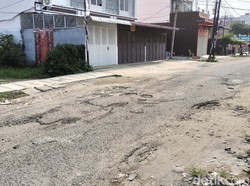 Jalan Keruntung Medan Berlubang, Warga Minta Segera Diperbaiki