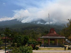 Api Melahap 3 Puncak Gunung Lawu