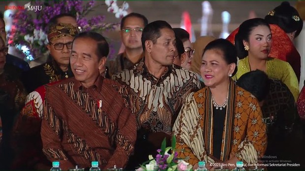 penampilan presiden Jokowi dan ibu Iriana