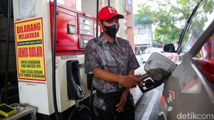 Potret Pegawai SPBU Kompak Berbatik di Hari Batik Nasional