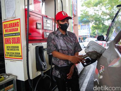 Potret Pegawai SPBU Kompak Berbatik di Hari Batik Nasional
