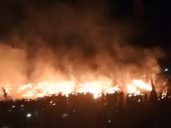 Saat Malam Peringatan 1 Tahun Tragedi, Rumput Stadion Kanjuruhan Terbakar