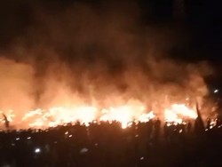 Saat Malam Peringatan 1 Tahun Tragedi, Rumput Stadion Kanjuruhan Terbakar