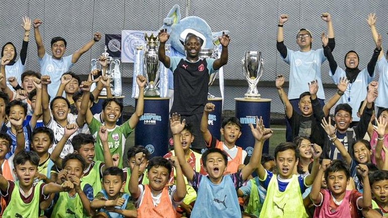 Ikut dalam tur tersebut pemain legenda Shaun Wright-Phillips. Setelah acara foto bareng penggemar dengan pemain legenda Shaun Wright-Phillips beserta 4 piala yang diraih Manchester City, di Menara Imperium Kuningan, Jakarta. Ada juga coaching clinic pemain legenda kepada para pemain sepakbola muda, Trophy Treble Tour Manchester City yang diakhiri dengan acara nonton bareng.