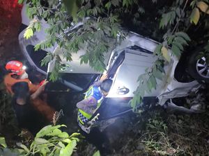 Mobil Terjun ke Sungai di Jalan Jogja-Wates, Korban Terjepit