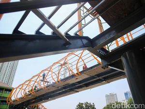 Proyek JPO Kebayoran Lama Terus Dikebut